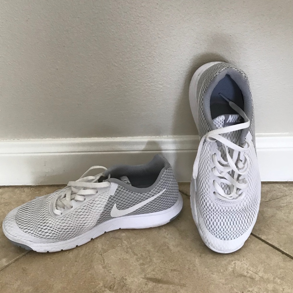 Gently used Nike white tennis shoes size 6